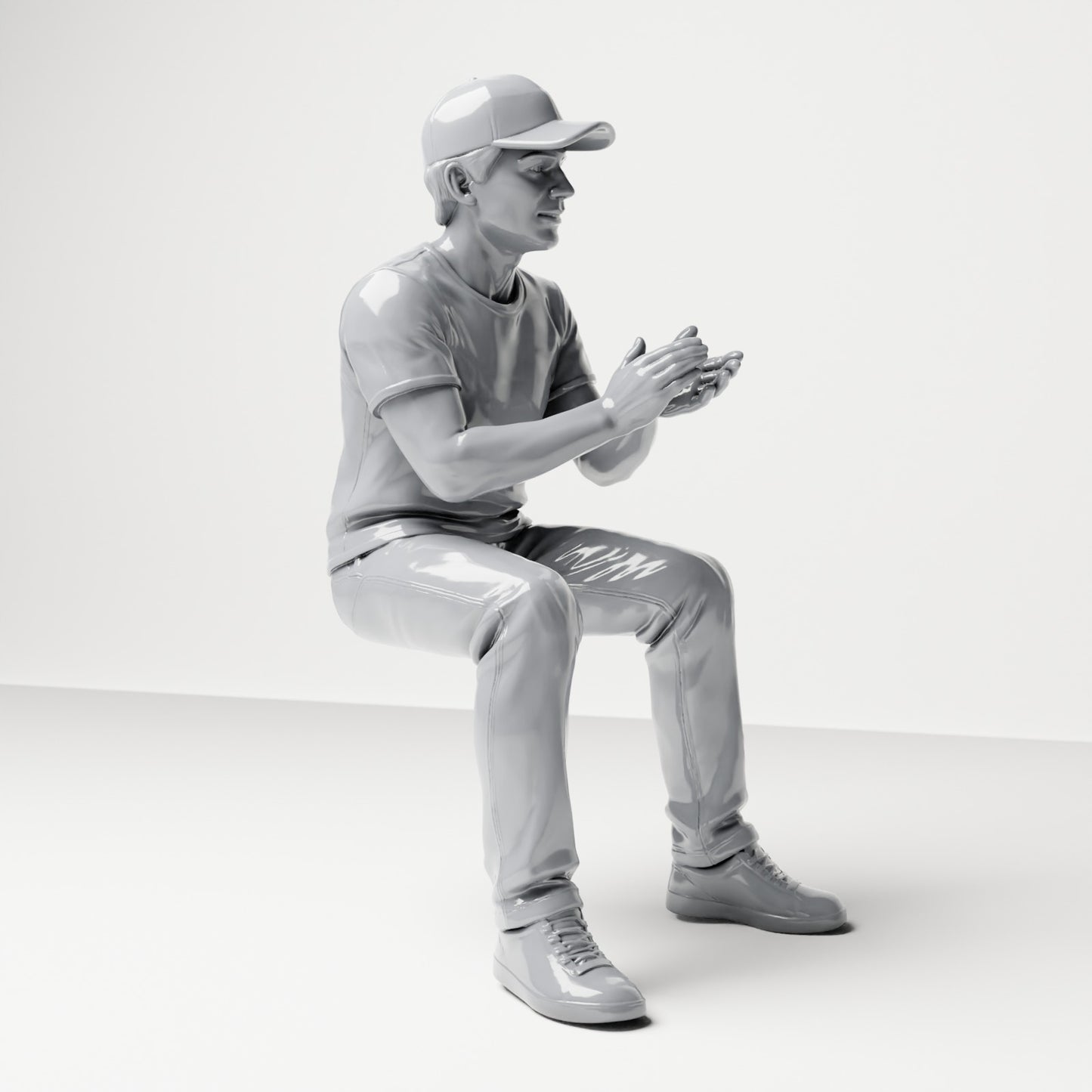 Photo produit de modélisme pour diorama 3 : figurine assise d’un spectateur masculin avec casquette et mains jointes (B068)