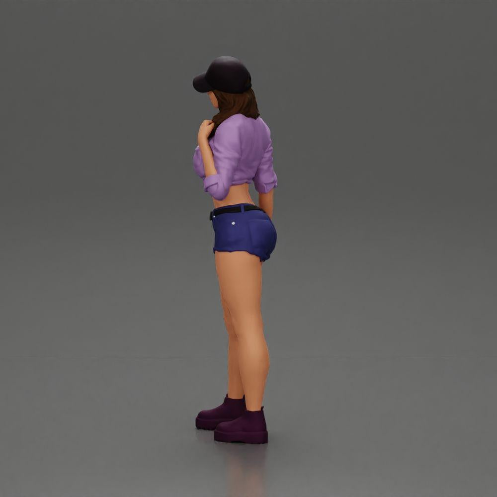 Diorama Modellbau Produktfoto 4: Diorama-Miniatur: Weibliche Figur in Mütze, geknotetem Shirt & Shorts, wartend (Ref Nr. A104)