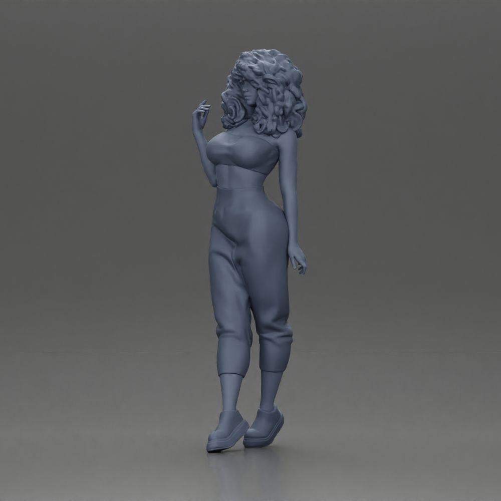 Diorama modélisme photo produit 11 : Figurine miniature : Femme debout avec des cheveux bouclés en tenue verte, en pose (Ref Nr. A130)