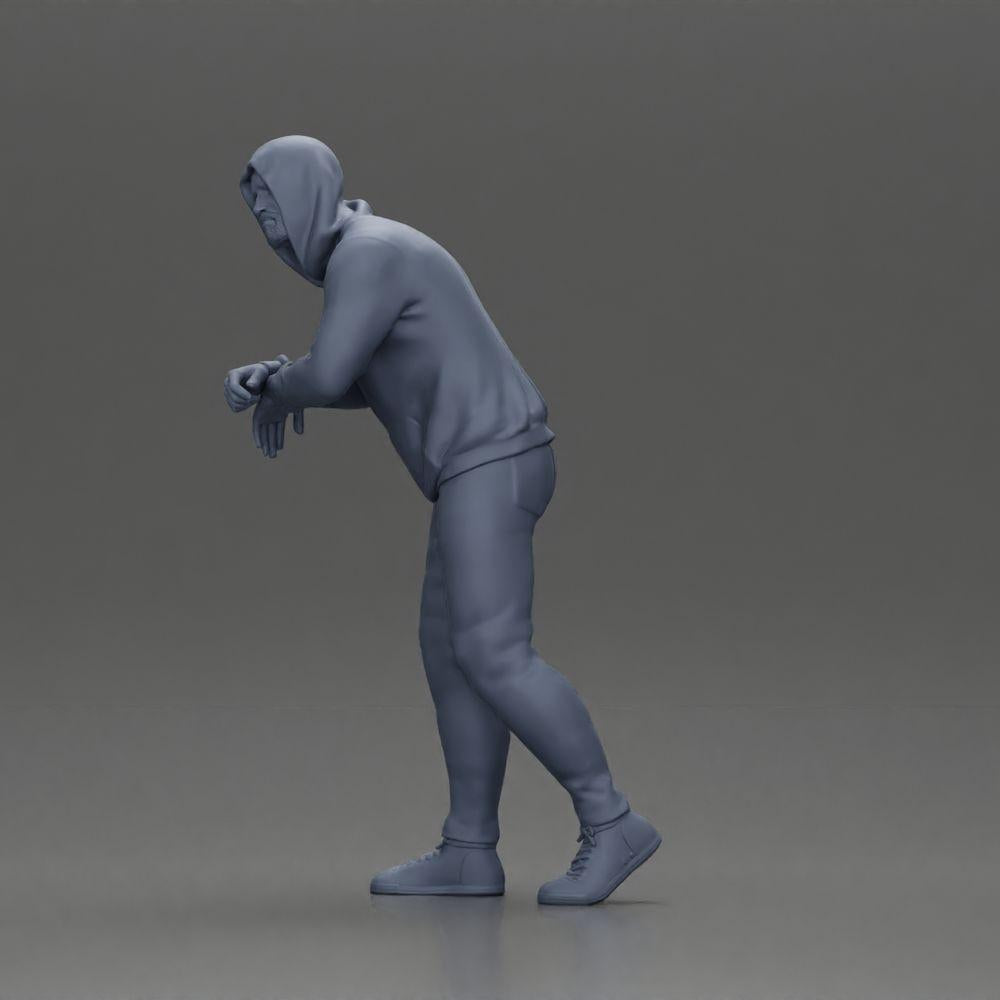 Diorama modélisme photo produit 11 : Figurine diorama : Homme avec capuche, mains sur la voiture, légèrement penché en avant (Ref Nr. A115)