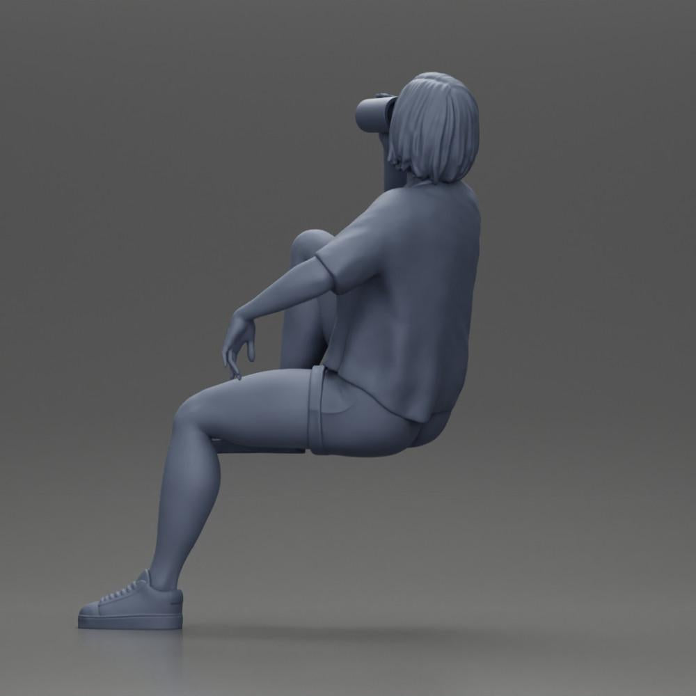 Diorama Modélisme Photo de produit 11 : Miniature : Femme jeune assise sur une chaise, jambe repliée, buvant dans une tasse (Ref Nr. A57)