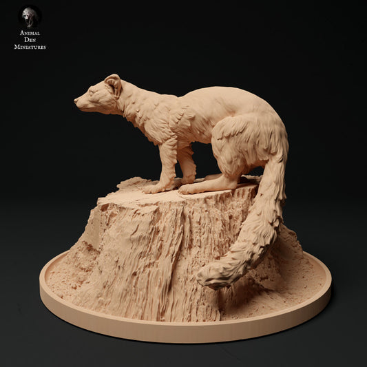 Photo de produit Figurine d'animal Diorama, modélisme : 0 : Martre des pins sur souche : Animaux d'Europe