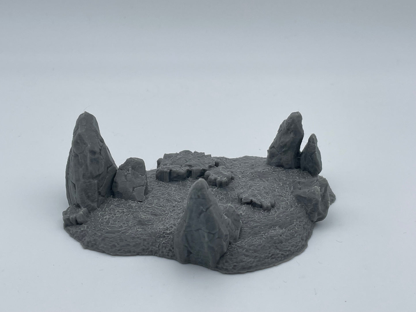 Photo de produit Tabletop 28mm The Printing Goes Ever On (TPGEO) 0 : Terrain de colline Type G - Élévation douce dans un paysage herbeux - Rochers
