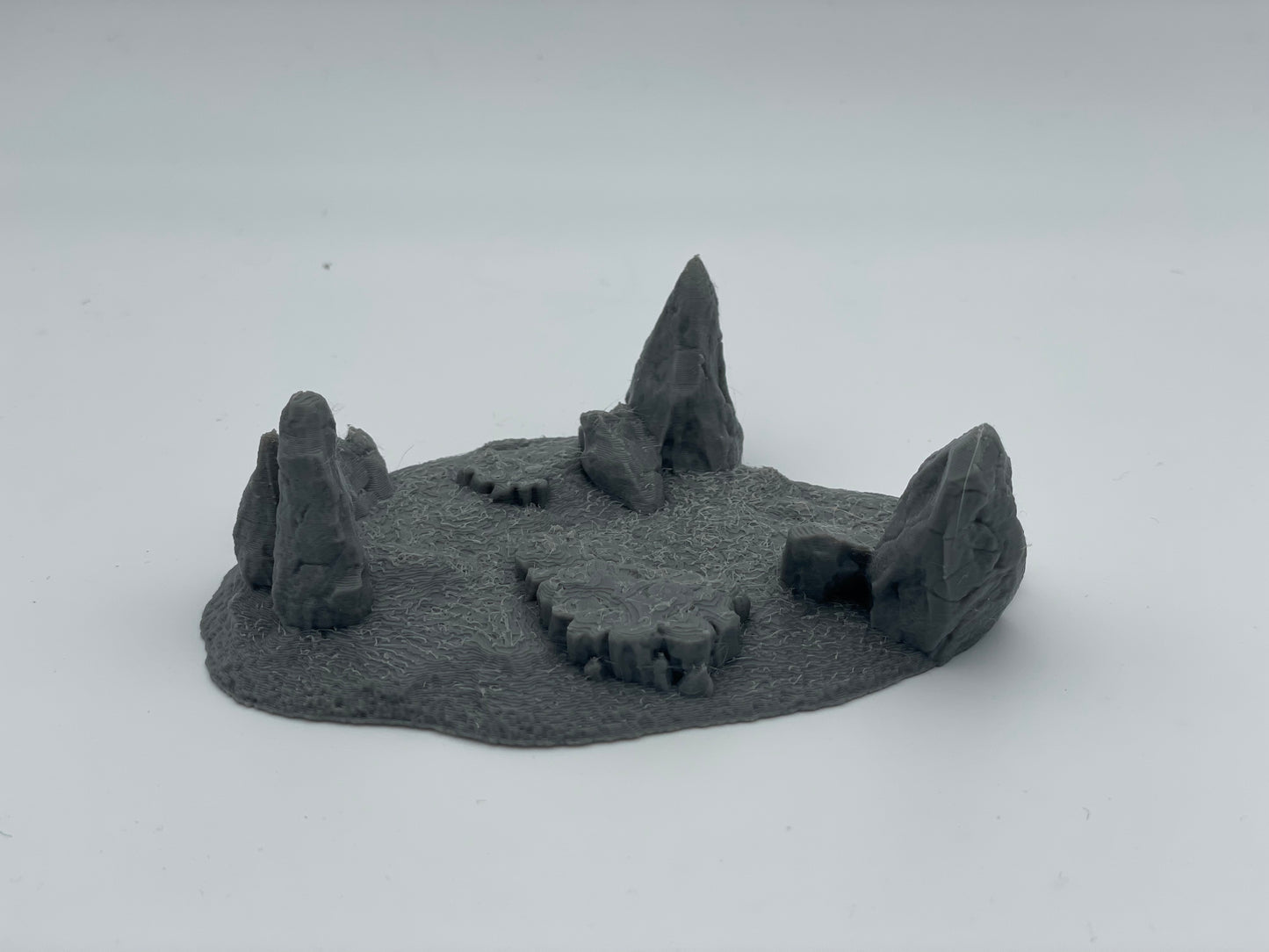 Photo de produit Tabletop 28mm The Printing Goes Ever On (TPGEO) 0 : Terrain de colline Type G - Élévation douce dans un paysage herbeux - Rochers