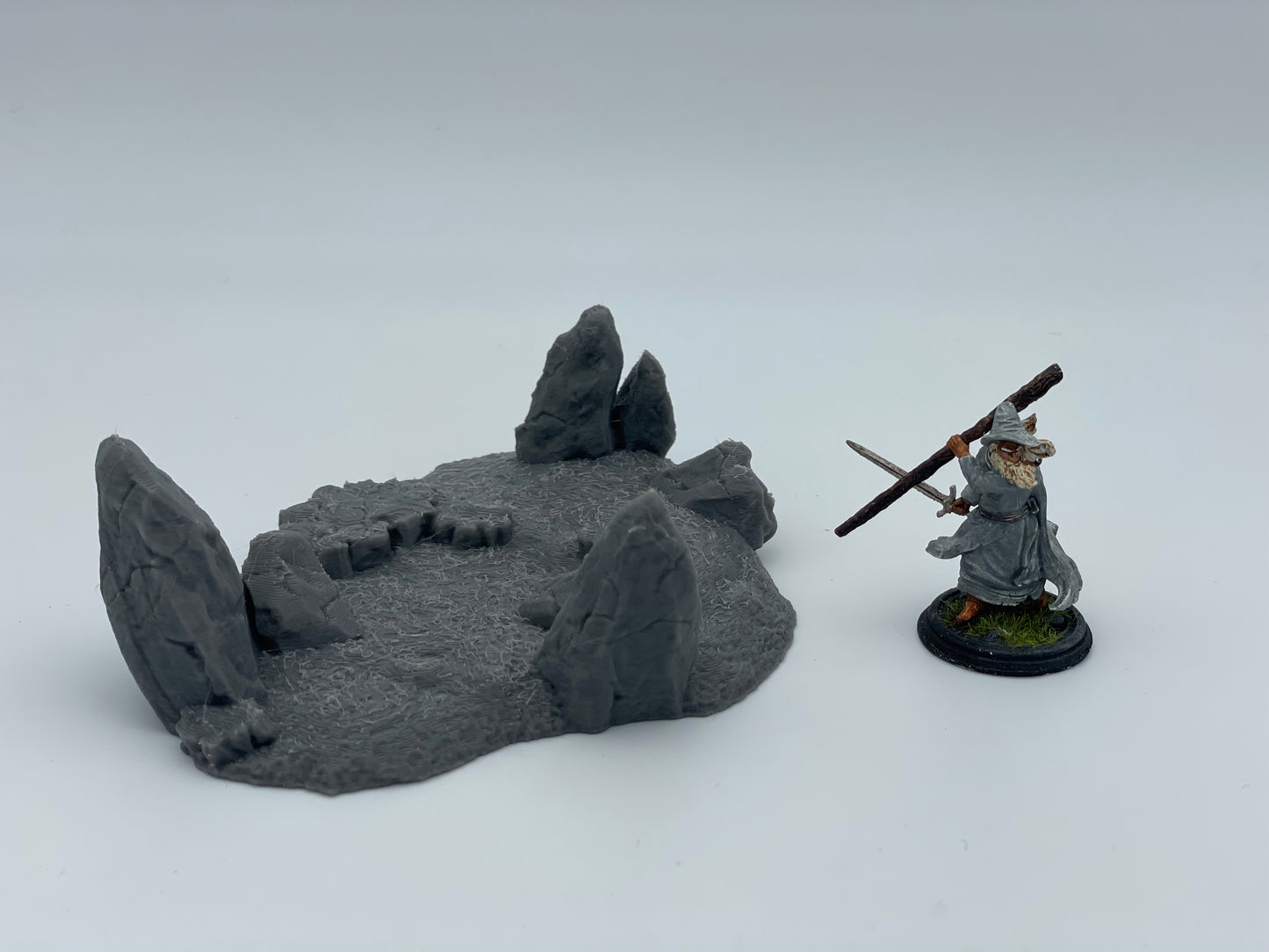 Photo de produit Tabletop 28mm The Printing Goes Ever On (TPGEO) 0 : Terrain de colline Type G - Élévation douce dans un paysage herbeux - Rochers