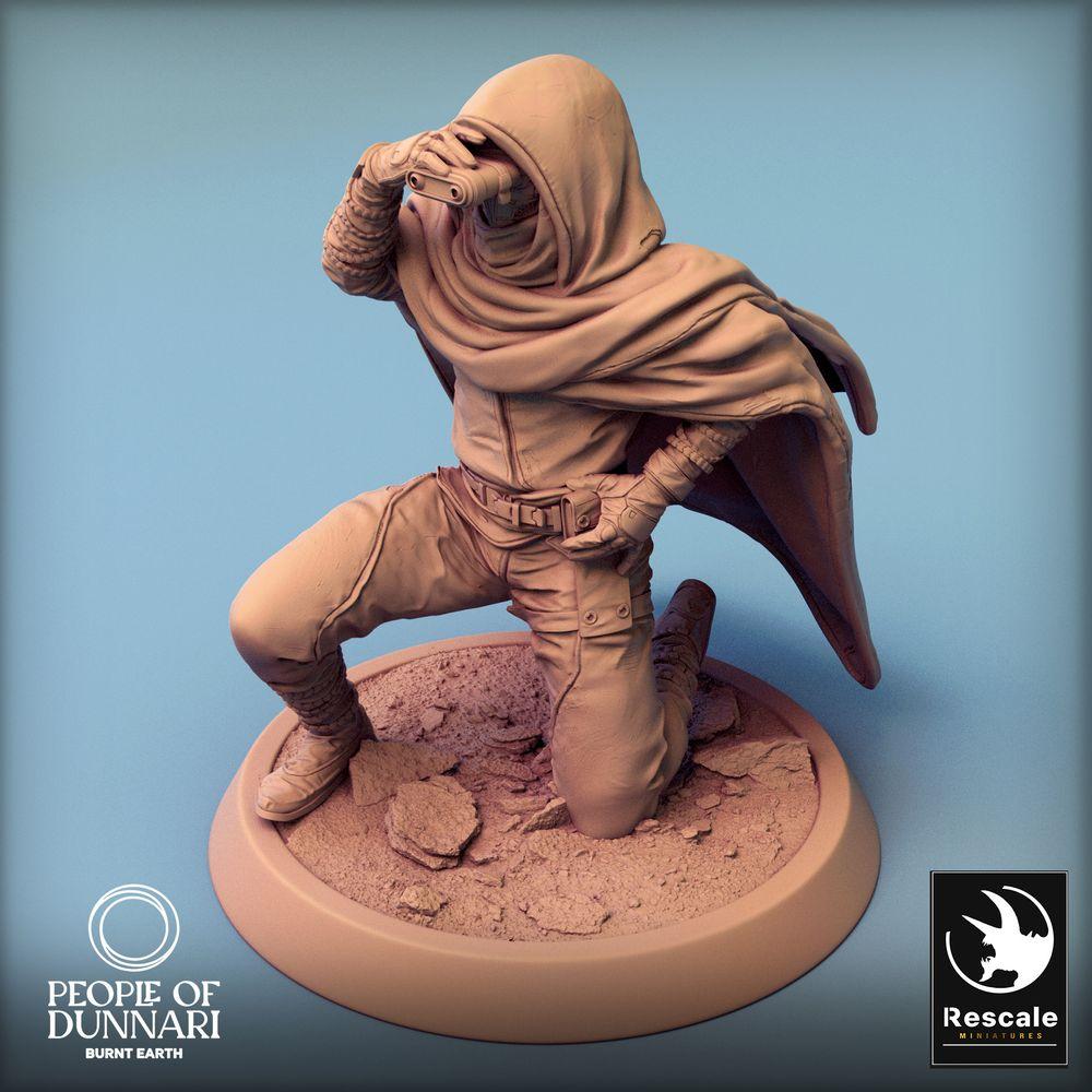 Photo de produit Tabletop 28mm Lord of the Print (LotP) 0 : Figurine Fantasy : Éclaireur du désert Sandweaver, éclaireur nomade avec monoculaire, ranger à genoux (24_03_C4)
