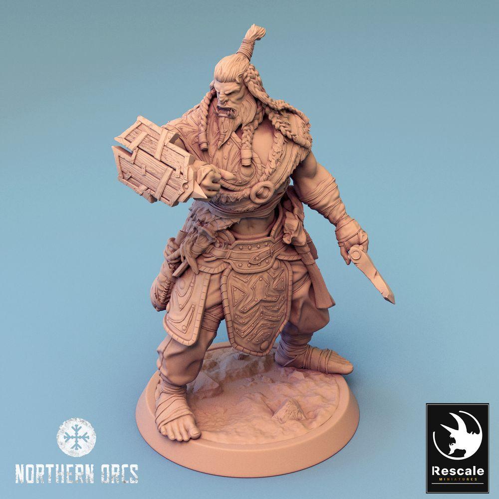 Photo de produit Tabletop 28mm Lord of the Print (LotP) 0 : Miniature de Tabletop : Guerrier Orque/Berserker avec lame crochue et bouclier en coffre, Guerrier Orc (24_04_H1)