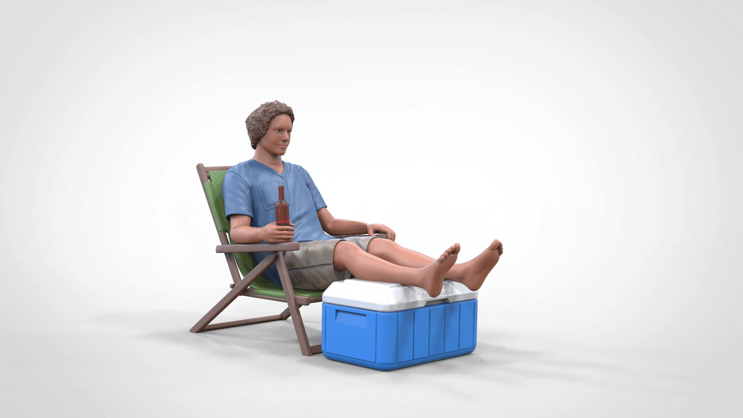 Photo du produit Diorama et modélisme Figurine miniature : Homme avec bière et glacière dans une chaise longue