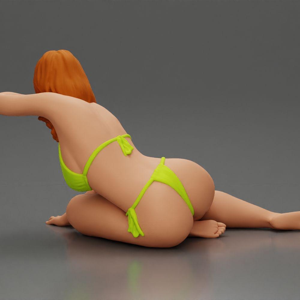 Diorama modélisme photo de produit 3 : Figurine miniature : Femme allongée en bikini, à moitié appuyée sur la plage (Ref Nr. A106)