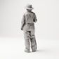 Stehende Figur: Gartenarbeiter im Arbeitsoverall mit Gartenschlauch & breitkrempigem Hut (B003) - Rueckansicht
