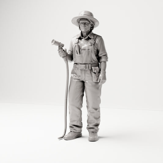 Stehende Figur: Gartenarbeiter im Arbeitsoverall mit Gartenschlauch & breitkrempigem Hut (B003) - Vorderansicht