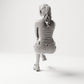 Sitzende Figur: Frau mit Top, Shorts & Turnschuhen (B008) - Rueckansicht