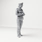Diorama modélisme photo produit 3 : Figurine debout : Policier allemand avec casquette de service et appareil à main (B017)