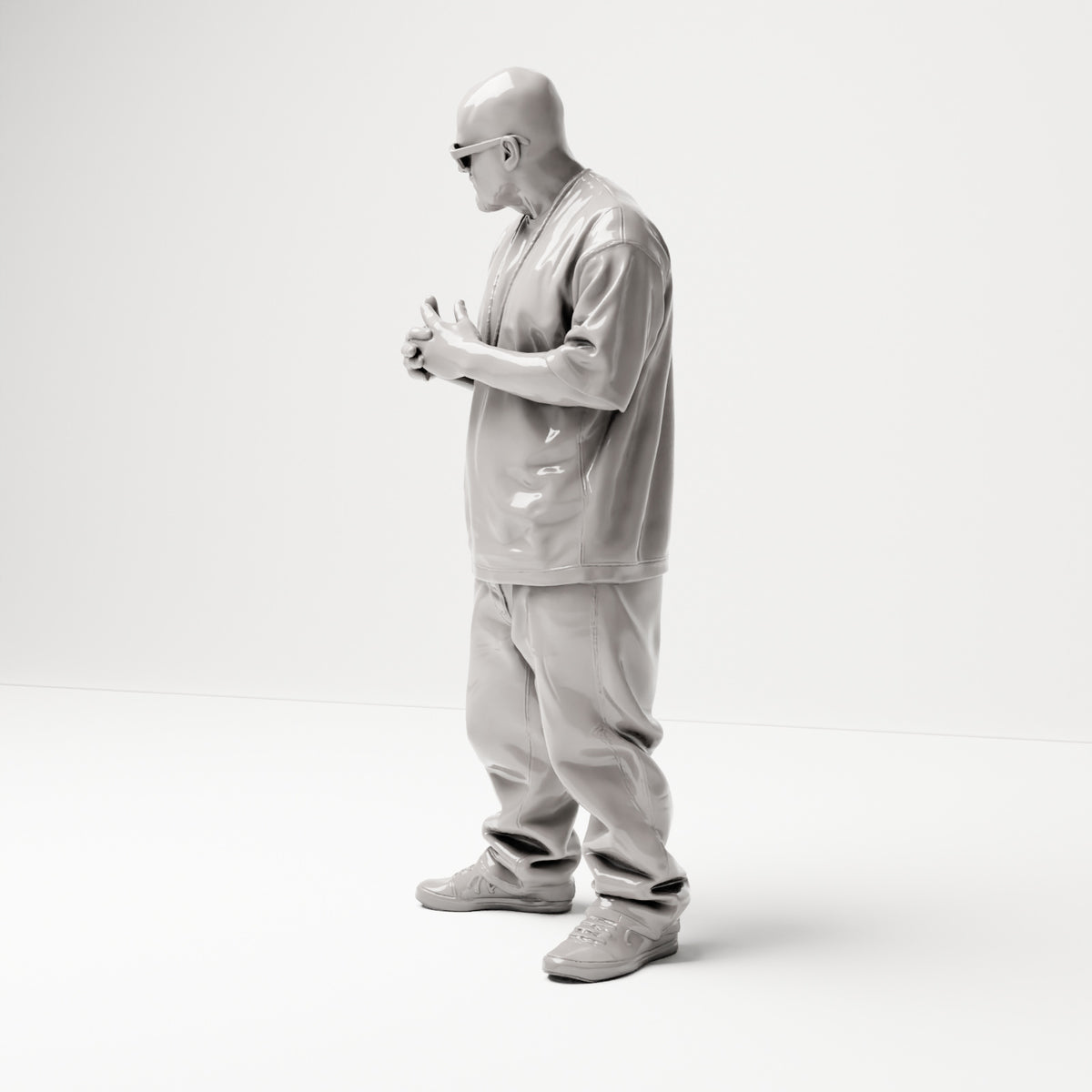 Stehende Figur: Hip-Hopper mit Sonnenbrille & Kette, Hände vor der Brust, weites Shirt & Hose (B028) - linke Seitenansicht