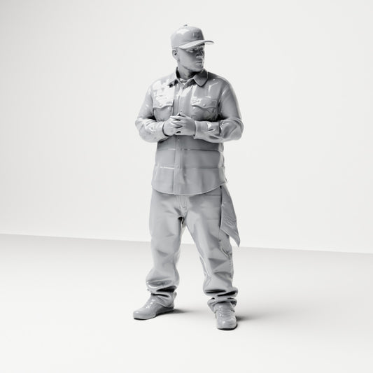 Diorama modélisme photo produit 0 : Figurine debout : Homme avec casquette et mains jointes, chemise avec poches poitrine, tissu dans la poche (B030)