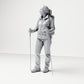 Diorama modélisme photo de produit 0 : Figurine debout : Voyageur avec sac à dos et deux bâtons de trekking (B039)