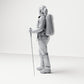 Diorama modélisme photo produit 1 : Figurine debout : Voyageur avec sac à dos et deux bâtons de randonnée (B039)