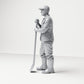 Photo produit de modélisme de diorama 1 : figurine debout : ouvrier du bâtiment avec pelle à long manche (B045)