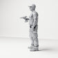Photo produit de diorama/modélisme 1 : figurine debout : artisan avec sacoche à outils et visseuse sans fil (B046)