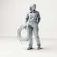 Photo produit de maquette de diorama 0 : figurine debout : femme d’équipage de navire en tenue de travail avec bouée de sauvetage (B049)