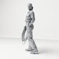 Photo produit de diorama 1 : figurine debout : membre féminine d’équipage de navire en tenue de travail avec bouée de sauvetage (B049)