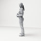 Photo produit de modélisme pour diorama 1 : figurine debout : membre féminin d’équipage de navire en uniforme avec jumelles (B050)