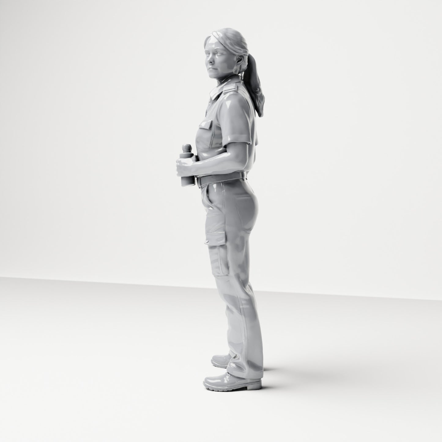 Photo produit de modélisme pour diorama 1 : figurine debout : membre féminin d’équipage de navire en uniforme avec jumelles (B050)