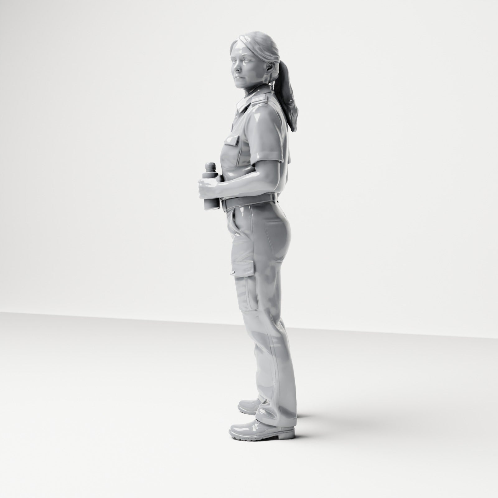 Photo produit de modélisme pour diorama 1 : figurine debout : membre féminin d’équipage de navire en uniforme avec jumelles (B050)