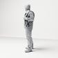 Photo produit de modélisme pour diorama 1 : figurine debout : membre d’équipage de navire en tenue de travail avec rouleau de corde (B052)