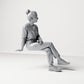 Photo produit de modélisme pour diorama 3 : figurine assise, spectatrice aux jambes croisées et aux mains sur les genoux (B055)