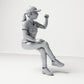 Photo produit de modélisme pour diorama 3 : figurine assise : spectatrice aux jambes croisées et au poing levé (B057)