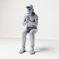 Photo produit de modélisme pour diorama 0 : figurine assise, spectatrice aux mains jointes devant la poitrine (B058)