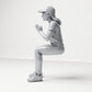 Photo produit de modélisme pour diorama 1 : figurine assise : spectatrice aux mains jointes devant la poitrine (B058)