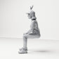 Photo produit de modélisme de diorama 1 : figurine assise : spectatrice au bras levé (B059)