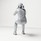 Photo produit de modélisme pour diorama 2 : figurine assise : spectateur criant, les mains autour de la bouche (B062)