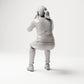 Sitzende Figur: Zuschauer mit Händen am Mund rufend (B062) - Rueckansicht