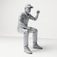 Photo produit de modélisme pour diorama 3 : figurine assise, spectateur masculin levant le poing serré (B065)
