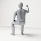 Photo produit de modélisme pour diorama 2 : figurine assise : spectateur levant le poing fermé (B066)