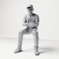 Photo produit de modélisme pour diorama 0 : figurine assise : spectateur masculin avec casquette et mains jointes (B068)