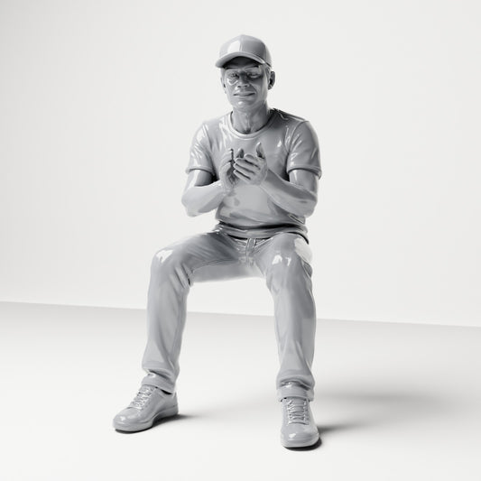 Photo produit de modélisme pour diorama 0 : figurine assise : spectateur masculin avec casquette et mains jointes (B068)