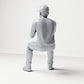 Photo produit de modélisme pour diorama 2 : figurine assise : spectateur masculin avec casquette et mains jointes (B068)