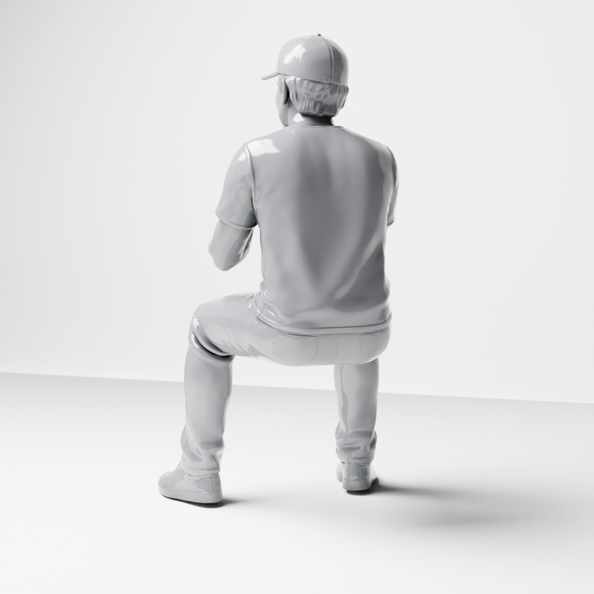 Photo produit de modélisme pour diorama 2 : figurine assise : spectateur masculin avec casquette et mains jointes (B068)