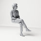 Photo produit de diorama : figurine assise, spectatrice aux jambes croisées et aux mains jointes (B069)