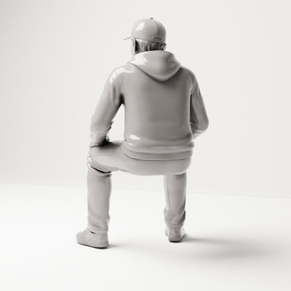 Sitzende Figur: Mann mit Kappe & Kapuzenpullover (B070) - Rueckansicht