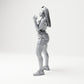 Diorama Modellbau Produktfoto 1: Stehende Figur: Frau mit Zöpfen, kurzem Oberteil, Shorts & Turnschuhen (B075)