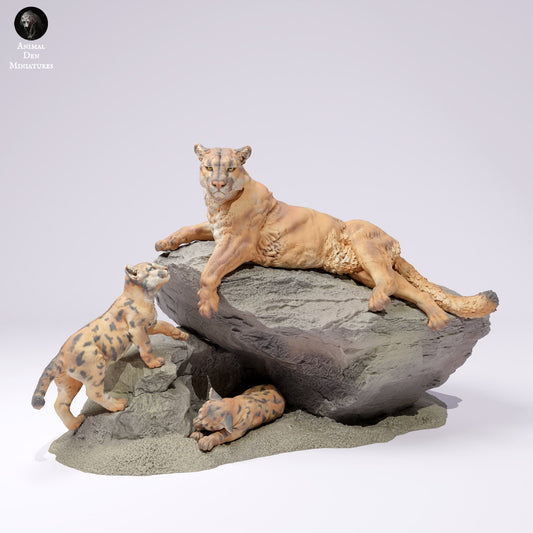 Produktfoto Tier Figur Diorama, Modellbau: 0: Wildtier Figur: Berglöwen auf einem Felsen (Ref 25_01_05)