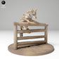 Produktfoto Tier Figur Diorama, Modellbau: 0: Wildtier Figur: springender Kojote über Zaun (Ref 24_11_07)