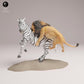 Photo de produit Figurine animale diorama, modélisme : 0 : Figurine de faune : Lion chassant un zèbre – Animaux de la savane (Réf 25_08_06)