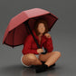 Diorama Modélisme Photo de produit 0 : Miniature diorama : Femme assise en veste et short avec parapluie ouvert (Ref Nr. A85)