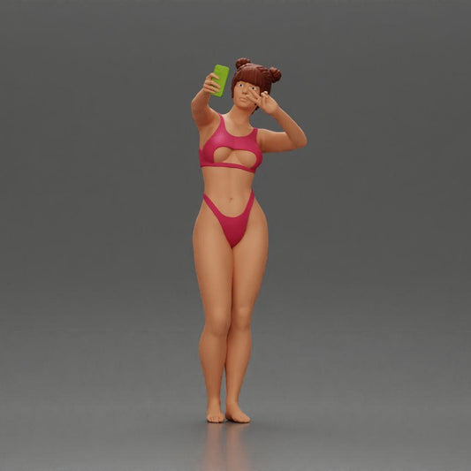 Diorama modélisme photo produit 0 : Miniature diorama : Femme en bikini prenant un selfie à la plage, figurine debout (Ref Nr. A69)
